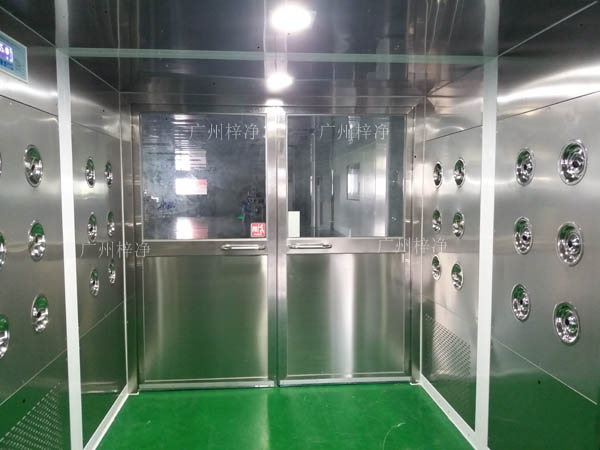 沒有通道地板的雙開門貨物風淋間,方便推車進出。 雙開門貨物風淋間