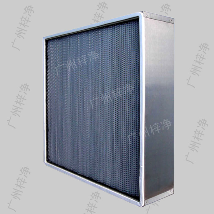 400度耐高溫高效過濾器可以滿足特殊工業(yè)的嚴(yán)格要求，適用于各種潔凈室、潔凈臺、制藥廠、生物廠、食品加工及其他任何需要嚴(yán)格控制空氣污染的場所。