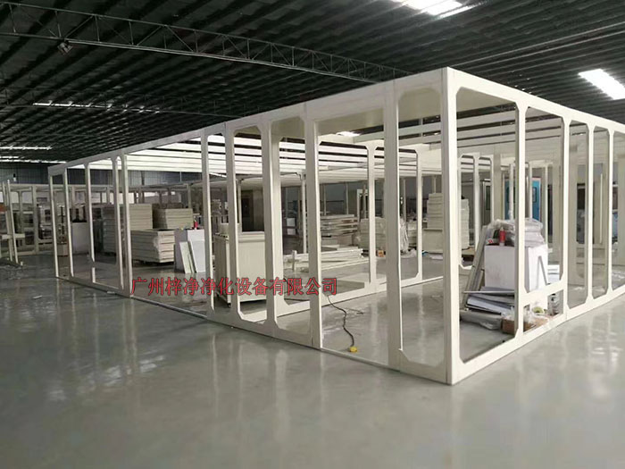 千級潔凈棚配備FFU高效空氣過濾器系統，能夠持續凈化空氣，確保手術室內的塵埃和微生物數量低于標準。