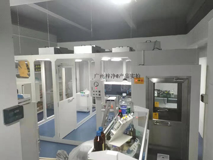 潔凈棚廣泛應用于電子、醫藥、食品、化妝品等行業，旨在為生產、實驗和研究提供無塵、無菌、恒溫恒濕的操作環境。